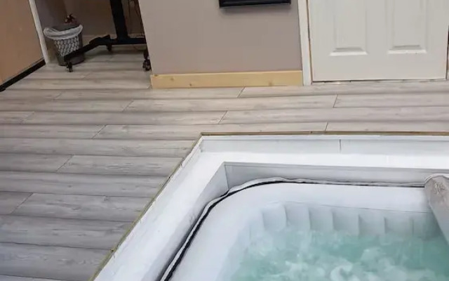 Stunning 1-bed Cabin in Bromley With hot tub
