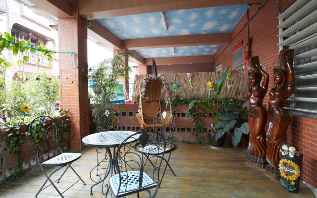 Love in Pearl Hostel