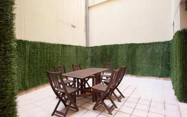 Spacious Apartment for Families Near Park Guell