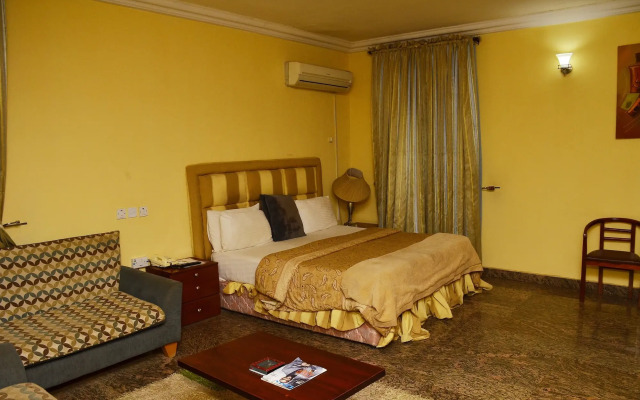 Yanna Lodge