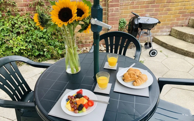 SA Today Farnham with Fibre Wi-Fi & Netflix