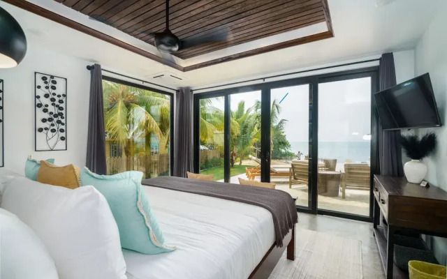 Spacious 4-bed Villa in Placencia Village w Pool