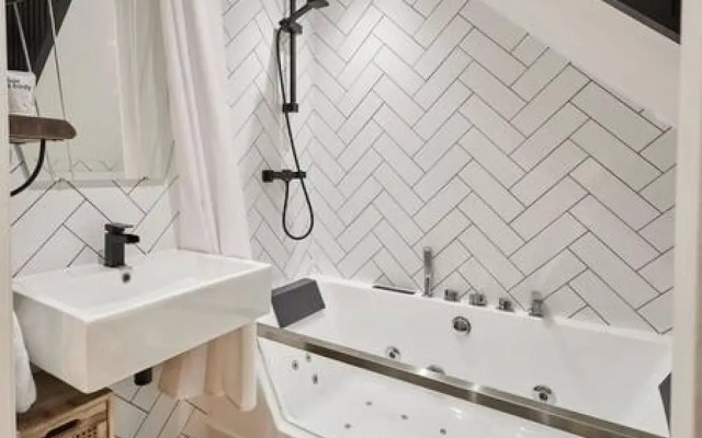 Host Stay Queen Square Hideaway