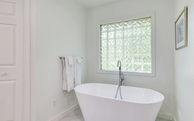 The Bella Vista Lakeside Treehouse: Dock & Kayaks!