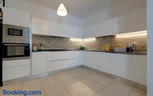 Seaside Bliss 3BR Holiday Apartment Sliema
