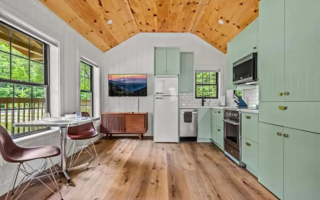Group Getaway, Modern Cabins Sleep 16, Gatlinburg