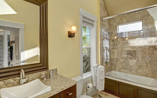 Fremont Oasis - Two Bedroom Home with Fireplace