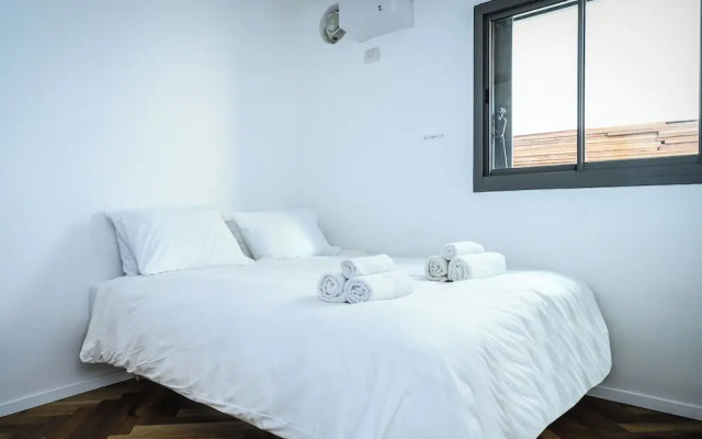 Stylish 3BR Apt with Patio in the City