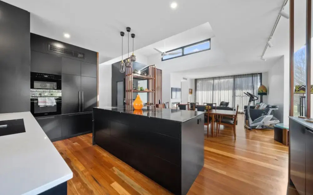 Luxurious 2-bed: Pool, Lift, Dining