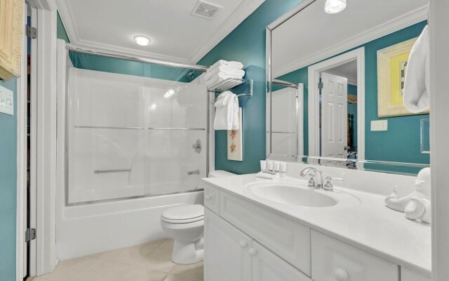 Beachfront Condo w/ View & Pool, Sleeps 8