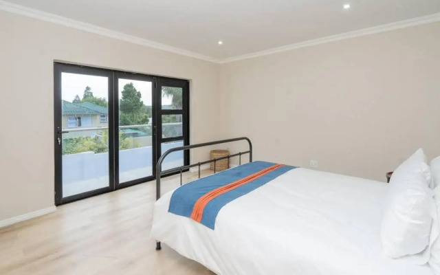 Private Modern 10 bdrm Home tucked away in Sandton