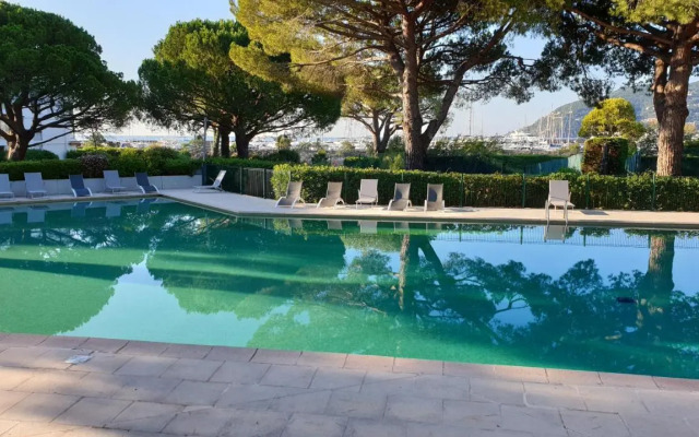 Garden and beach sea view apartment Cannes
