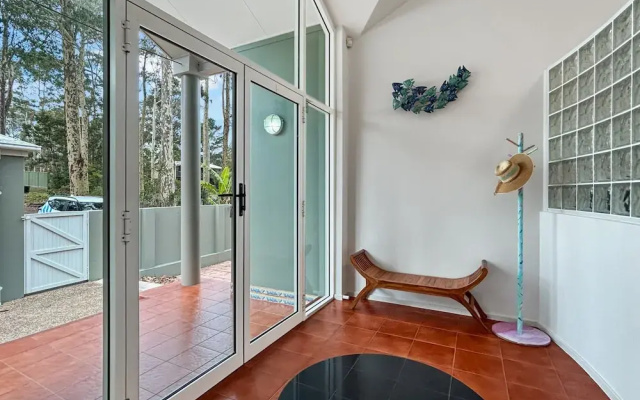 Spacious 4-bed Home With Coastal Charm