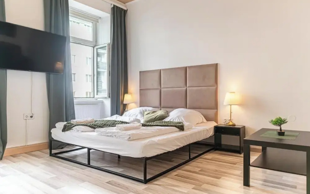 Comfy 2BR Apt Near U6 Station Long Stay