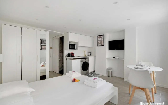 Into Paris - Marais Apartment