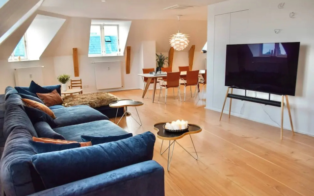 Central Penthouse With Private Rooftop Terrace