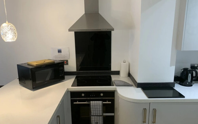 Stylish and Immaculate 2-bed Apartment in Leigh