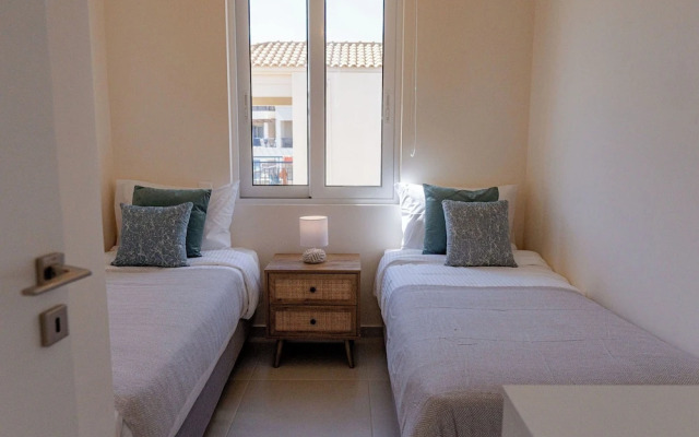 Phaedrus Living: Seaside Thalassa Cretan 201