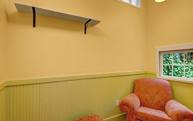 Phinneywood Bungalow - Two Bedroom Home with Fireplace