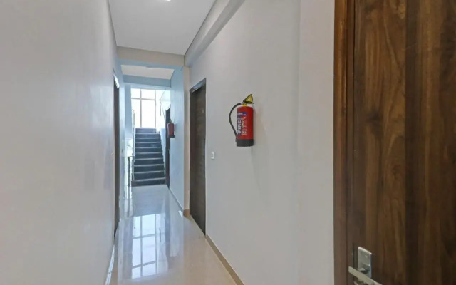 OYO 87366 Hotel Safari Inn