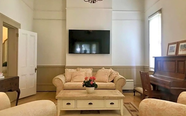 Te Rata House - All 6 Rooms