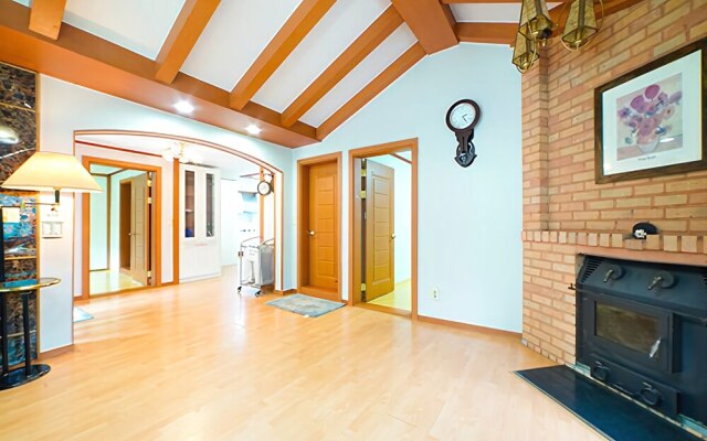Hongcheon White House Pension