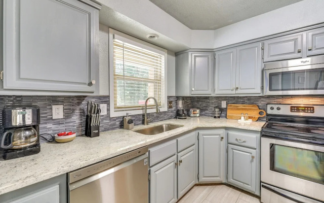 Serene Bella Vista Getaway Near Trails!