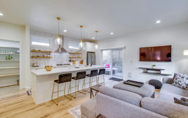 Modern Kirkland Home w/ Private Yard & Fire Pit!