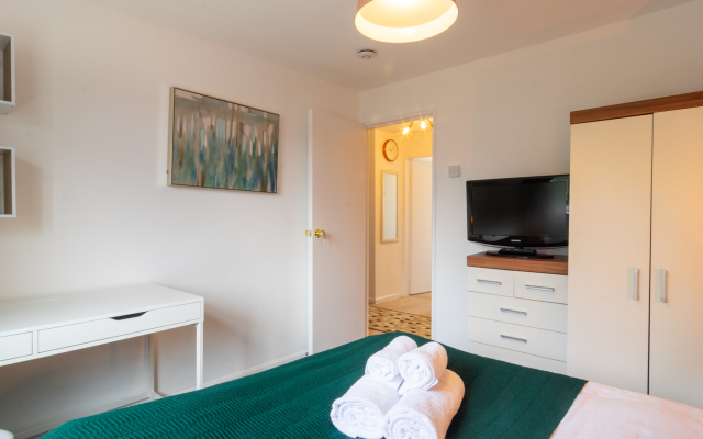 PickThePlace 3-bedroom Plymouth apartment