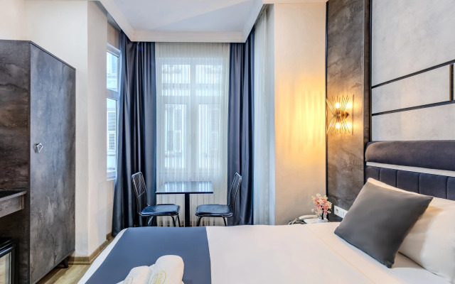 La Pazza Suites Hotel