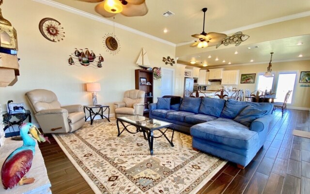 1 Driftwood 4 Bedroom Home by Redawning