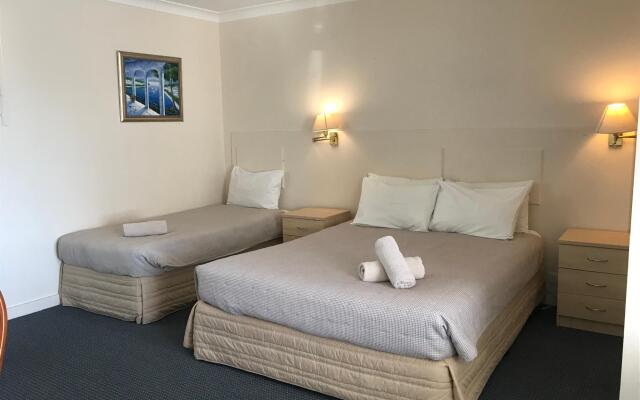 Holiday Lodge Motor Inn