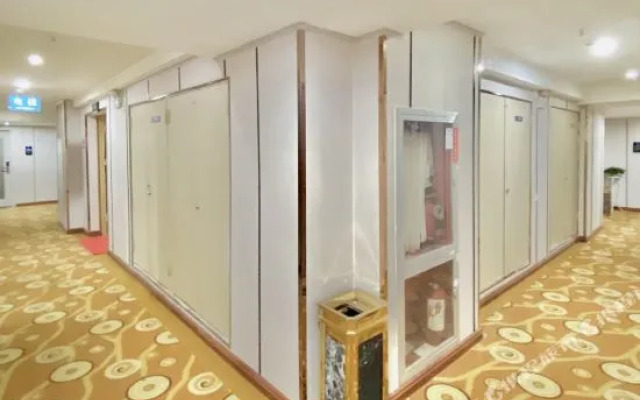 派酒店(贵阳市政府林城西路地铁站店)