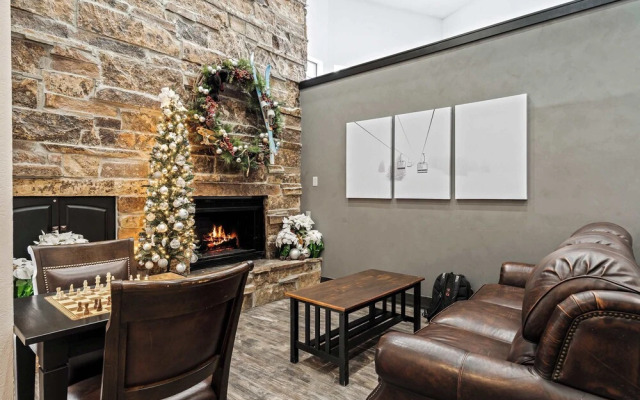 Cozy PC Condo Top Floor Studio