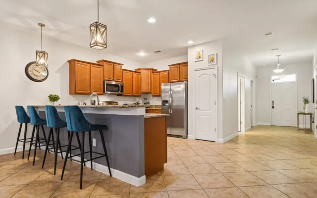 Disney themed, pool, close to parks!