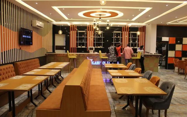 GlassTop Lounge Kubwa
