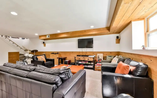 Hunter Mountain Ski House - Tesla Charger