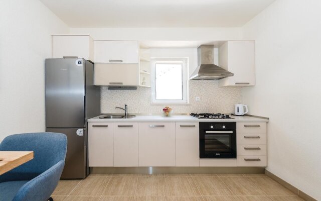 Awesome Home in Kalebova Luka With Wifi and 6 Bedrooms