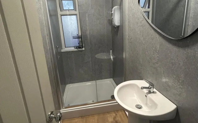 Modern Cosy Spacious 4 Bedroom House