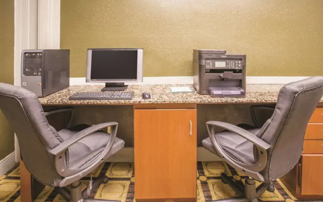 La Quinta Inn & Suites by Wyndham Indianapolis South