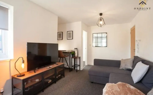 Modern 3-Storey Apartment & Free Parking