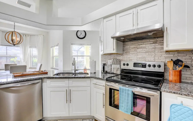Sunny Bradenton Home w/ Lanai & Screened Pool!