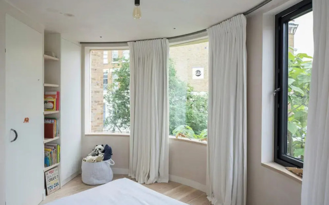Blythe Road by Onefinestay