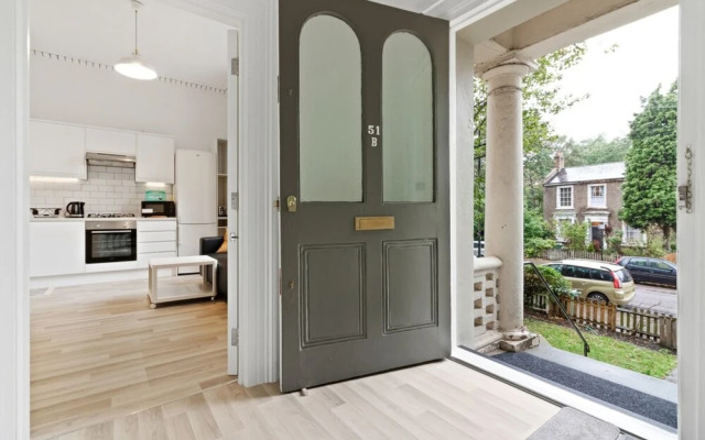 Refined, Light 1 Bed Apt w Balcony in Brixton