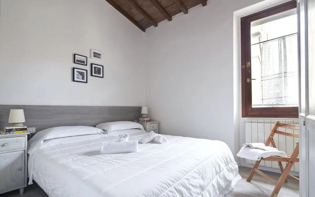 A Few Steps to The Duomo Beautiful 2BD Apt