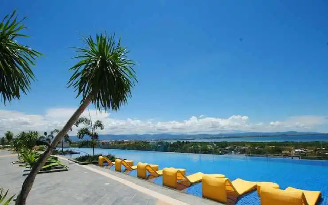 CSuites at 8 Newtown Residences