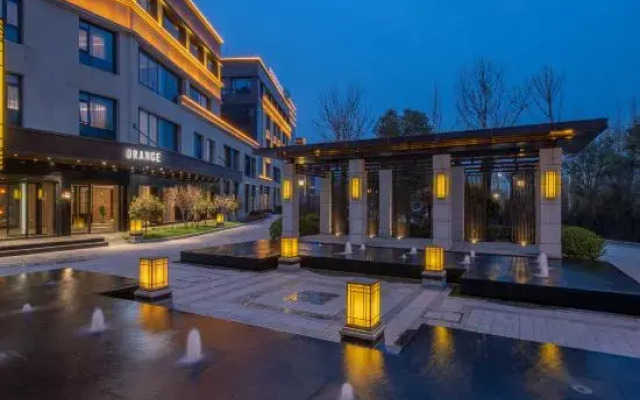 Orange hotel