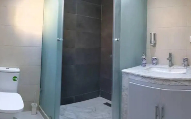 Classic and Comfy Apartment.Steps to Sea.Tarmway