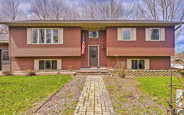 Mosinee Escape w/ Fire Pit - 1 Mi to River!