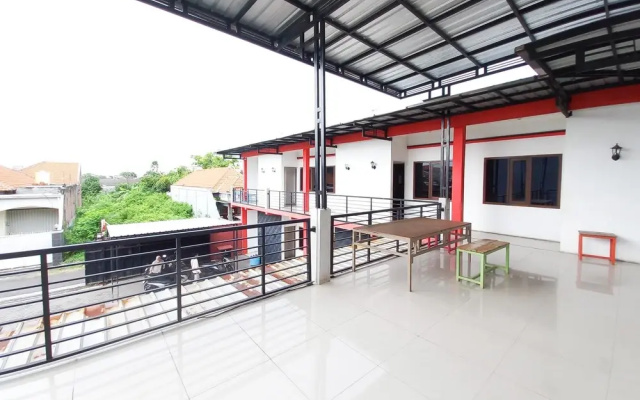 RedDoorz Syariah @ Homestay Bougenville near Taman Alun-Alun Kota Lamongan
